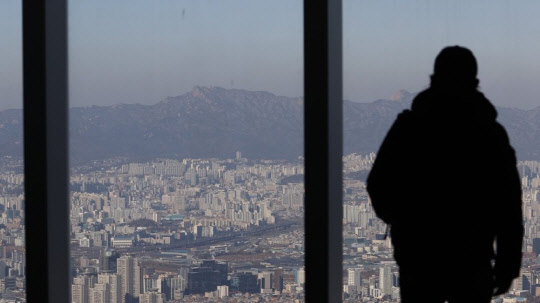 서울 송파구 롯데월드타워 전망대 서울스카이에서 바라본 서울 시내 아파트 단지 모습. <연합뉴스>